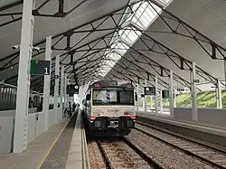 Triebwagen der Baureihe 596 („Tamagotchi“) im neuen Bahnhof, 2021[23]