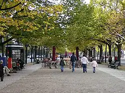 Flanieren auf der wiederhergestellten Mittelpromenade, 2006