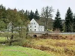 Untere Linsphermühle, davor mündet der Fickelbach (von rechts) in die Linspher