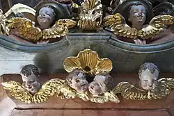 Engelsköpfe am Kanzelkorb