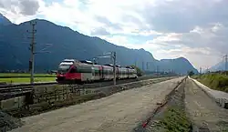 Blick nach Westen zwischen Kundl und Radfeld: abgetragener Bestand rechts, Neubau als vorübergehende Betriebsstrecke links