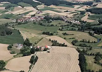 Radweg zwischen Altendorf und Willhof, links der Weiler Unterkonhof, rechts der Fluss Schwarzach