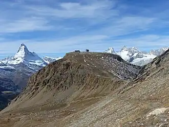 Unterrothorn mit (von links nach rechts im Hintergrund) Matterhorn, Dent Blanche, Ober Gabelhorn und Wellenkuppe. Aufgenommen beim Aufstieg zum Oberrothorn