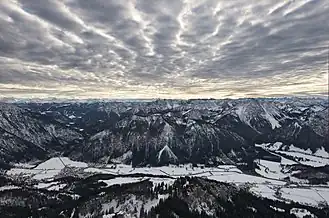 Blick vom Wendelstein auf Bayrischzell (links), dahinter südlich das Ursprungtal, mittig der Seeberg, davor das Leitzachtal