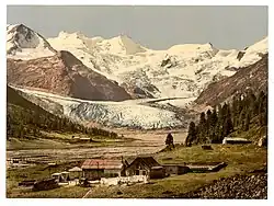 Aussicht beim Hotel Roseg auf die Gletscherzunge, ca. 1900; links stösst im Vordergrund der Tschiervagletscher vor und vereinigt sich mit dem Roseggletscher