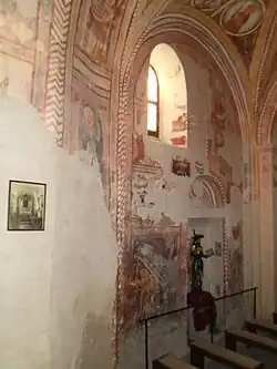 Fresken an der nördlichen Wand des westlichen Jochs. Rechts unterhalb des Fensters die Nische des ursprünglichen Eingangs mit der Figur des Hl. Jakobus