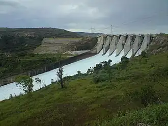 Die Wehranlage mit Hochwasserentlastung