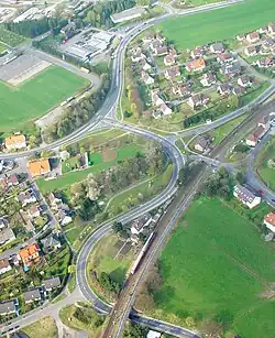 Sollingbahn und diese Strecke überqueren die nach Göttingen führende Landstraße 554 am Ortsrand von Allershausen.
