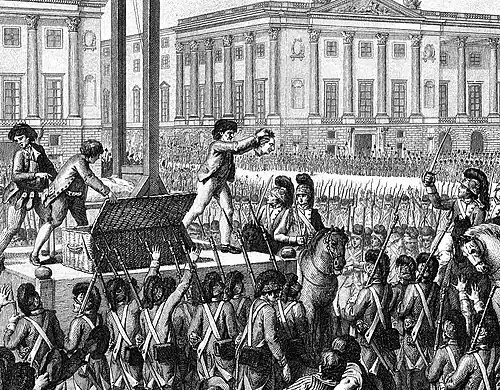 Soldaten umschließen ein Schafott, auf dem eine Guillotine und drei Henker stehen; einer von ihnen präsentiert den abgetrennten Kopf eines Hingerichteten