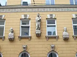 Büsten von Utzschneider und Fraunhofer am Wohnhaus Müllerstraße 40 in München.