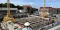 Blick von der Dachterrasse des Universeums auf die westliche Baugrube der zukünftigen Västlänken-Station Korsvägen in Göteborg, Schweden