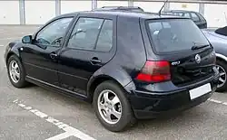 VW Golf IV mit einer in parallelen Linien gezeichneten C-Säule