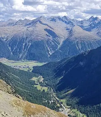Blick nach Südosten talauswärts nach Spinas und Bever