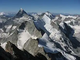 Blick vom Zinalrothorn: Das Trifthorn ist der kleine, schneebedeckte Gipfel in der unteren Hälfte des Bildes.