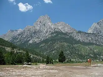 Maja Rosit ganz links hinter der Maja e Thatë