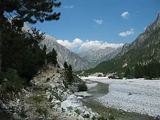 Blick über den Fluss ins Zentrum des Dorfes
