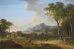 Ölgemälde einer Landschaft mit südeuropäischen Häusern und Menschen, die auf den vorderen Wiesen spazieren gehen. Vorne führt ein Weg über eine kleine Steinbrücke, auf der zwei Frauen mit Krug sitzen. Rechts steht zwischen den Bäumen eine Statue und im Hintergrund sind Berge zu sehen.