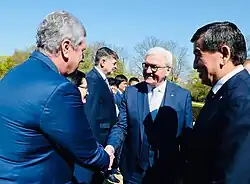 Valerij Dill (links) bei einem Treffen mit Bundespräsident Frank-Walter Steinmeier (Mitte) im Schloss Bellevue (Berlin).