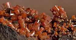 Orange-rote Vanadinitkristalle aus Mibladen, Marokko (Bildbreite ca. 40 mm)