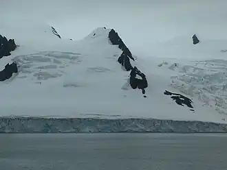 Blick von Half Moon Island auf den Vaptsarov Peak