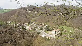 Blick vom Castello auf Varano Marchesi mit dem Palazzo