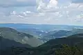 Blick nach Norden auf das Elbtal mit der Stadt Ústí nad Labem (Aussig) und dem Kamm des Erzgebirgees im Hintergrund