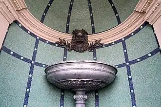 Brunnen mit Mosaiksteinen