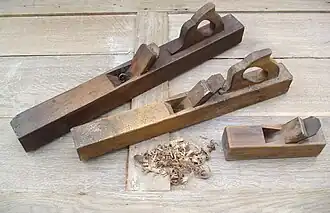 Hobel und hölzerne Hobelspäne