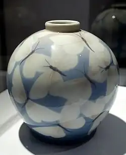 Vase mit Schmetterlingen, Design: August F. Hallin und Effie Hegermann-Lindencrone, Porzellanmanufaktur Bing & Grøndahl, 1896