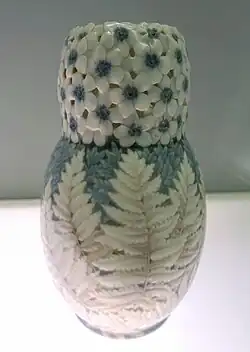 Vase mit Blüten und Farnblättern, Porzellanmanufaktur Bing & Grøndahl, 1907