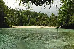 Vavau Beach vom Meer aus gesehen.