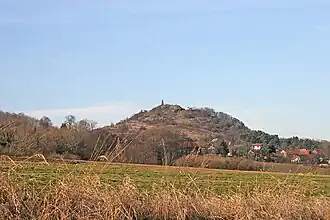 Blick von der Straße nach dem Berg
