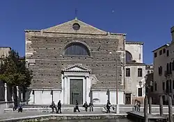 Kirche San Marcuola, Venedig: Im 18. Jahrhundert nicht fertiggestellte Schmuckfassade der Süd- und Hauptseite zum Canal Grande