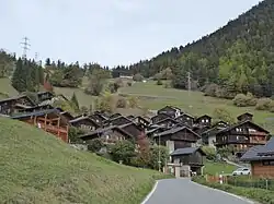 Alte Holzhäuser prägen das Dorf.