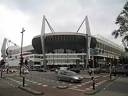Durch die offenen Tribünenecken kann das Stadion, für einen besseren Rasen, leichter belüftet werden (2007)