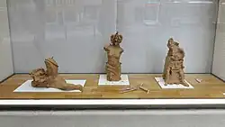 Venus, Nike, Laokoon, Performative Skulptur, 3x ca. 20x20x40, Modellierton (je 10&nbsp;kg), Modellierwerkzeug, Arbeitstisch, 2014