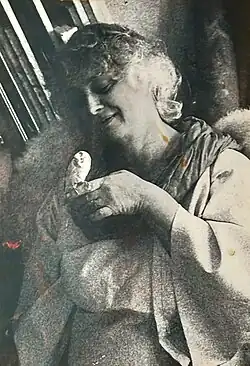 In ihrem Atelier mit einem Vogel