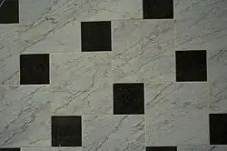 Bodenbelag aus Carrara-Marmor mit dunklem Gabbro