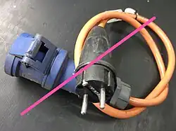 Nicht zulässige Adapterleitung, da der Schuko-Stecker nicht die nach IEC&nbsp;60309 geforderte Strombelastbarkeit und Verpolungssicherheit erfüllt