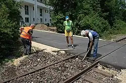 Vereinsmitglieder beim Schottern des Gleises an der Guerickestraße