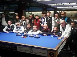 „Die Letzten 16“ Vordere Reihe Plätze 1–8, hintere Reihe Plätze 9–16 (jeweils v.&nbsp;l.&nbsp;n.&nbsp;r.)