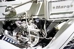 Rechte Seite: Blick auf den Zweizylinder mit dem zentralen Schwungrad&nbsp;(c)