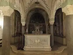 Marmoraltar der Krypta mit den vermeintlichen Säulen des Isistempels und korinthischen Kapitellen