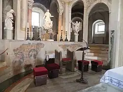 Chor mit oberem Chorumgang und Freskenresten