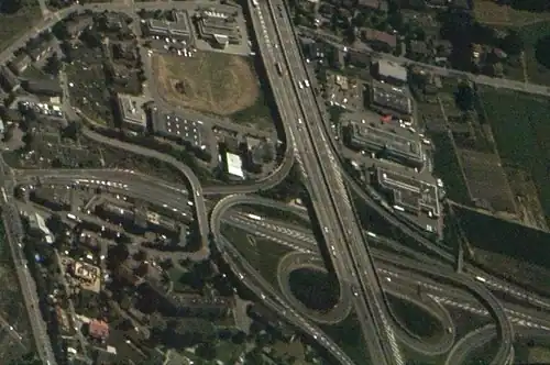 Verzweigung Brüttisellen A1 und A15, rechts unten A15, links Ausfahrt Brüttisellen, Luftbild (1996)