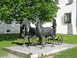 Zweigespann und Wagenlenkerin