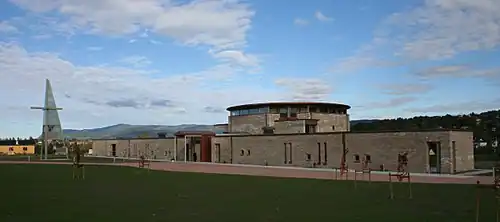 Foto eines Gebäudes mit Ziegelfassade