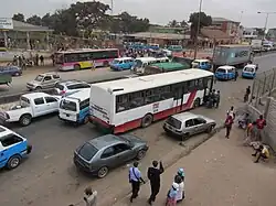 Straßenszene vor dem Bahnhof in Viana