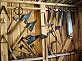 Diverse Holzwerkzeuge im Werkstattmuseum für Holzbearbeitung (Vienkoču-Park)