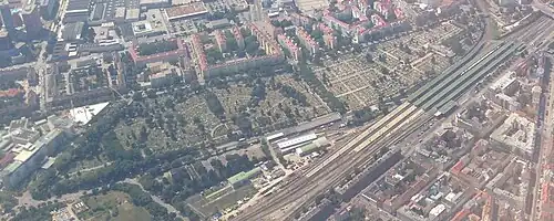 Luftaufnahme, Unter-Meidlinger Straße am oberen Rand des Friedhofs